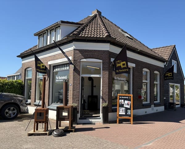 Buitenaanzicht van de fysieke winkel van Kachelonderdelenshop met showroom en kachels voor de entree